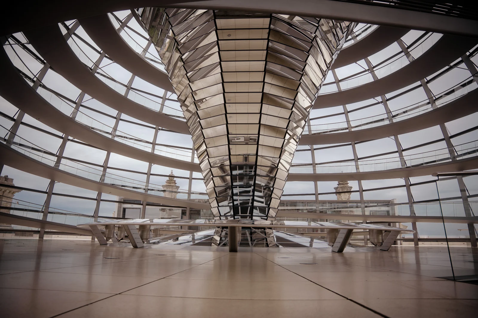 Spiegel und Linien in der Reichstagskuppel
