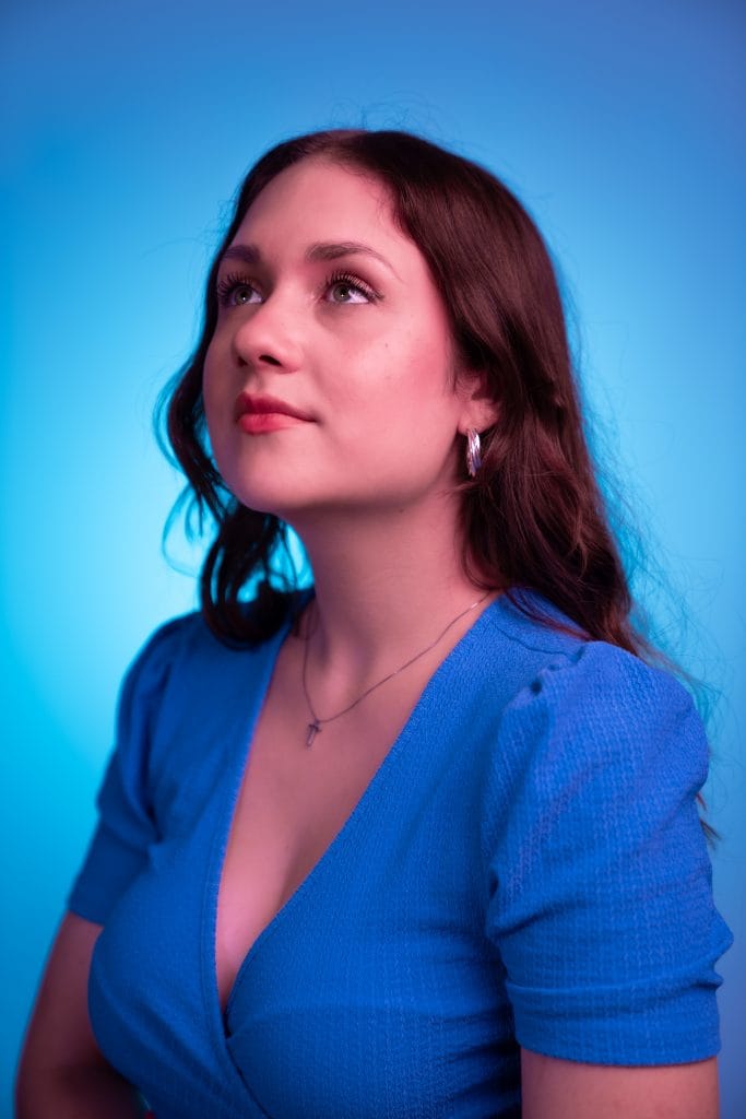 Portrait mit blauem und violettem Licht