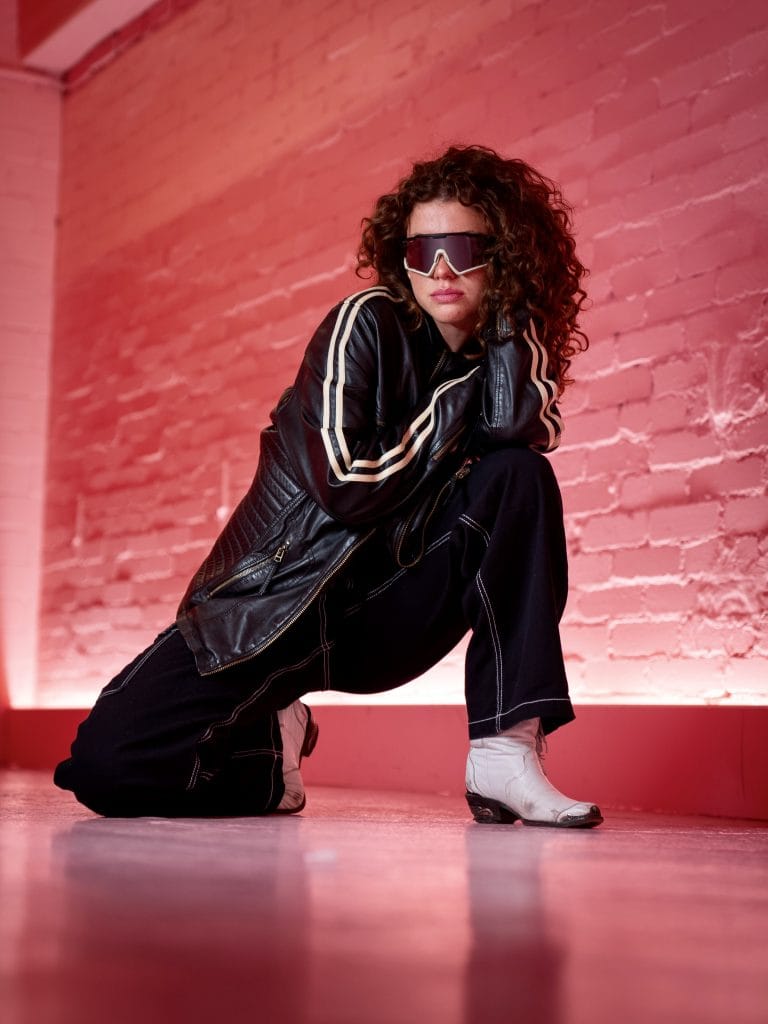 Fashion-Portrait vor einer pinken Wand