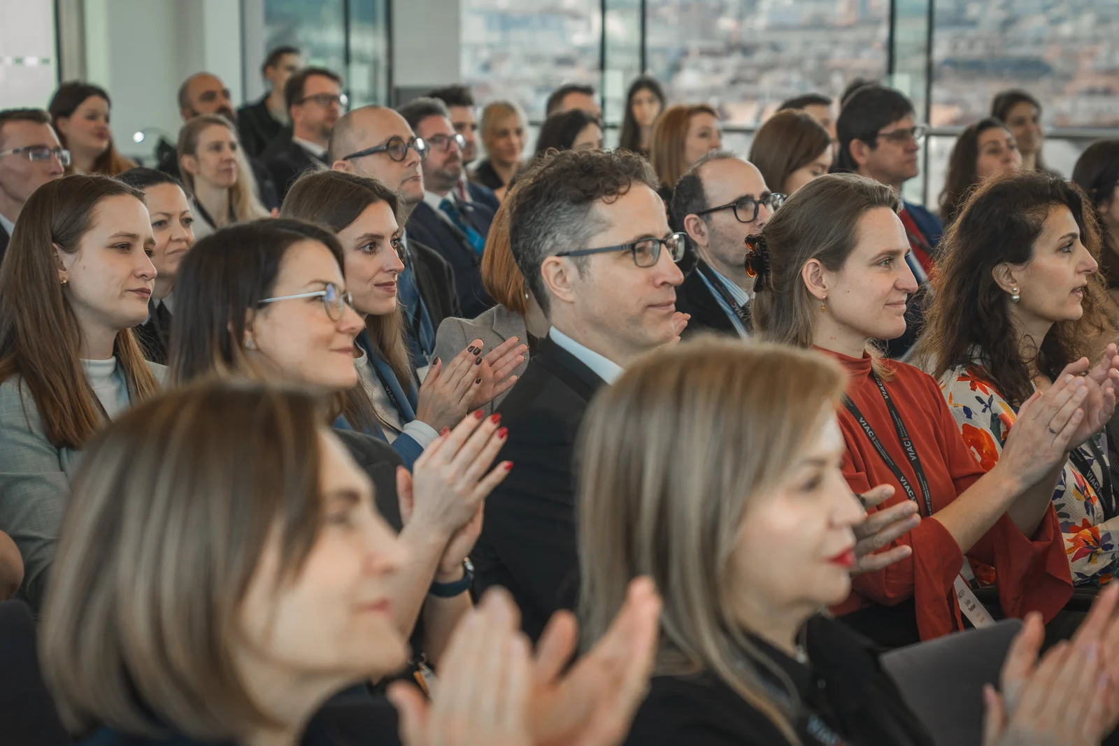 Aufmerksames Publikum applaudiert bei einer Konferenz