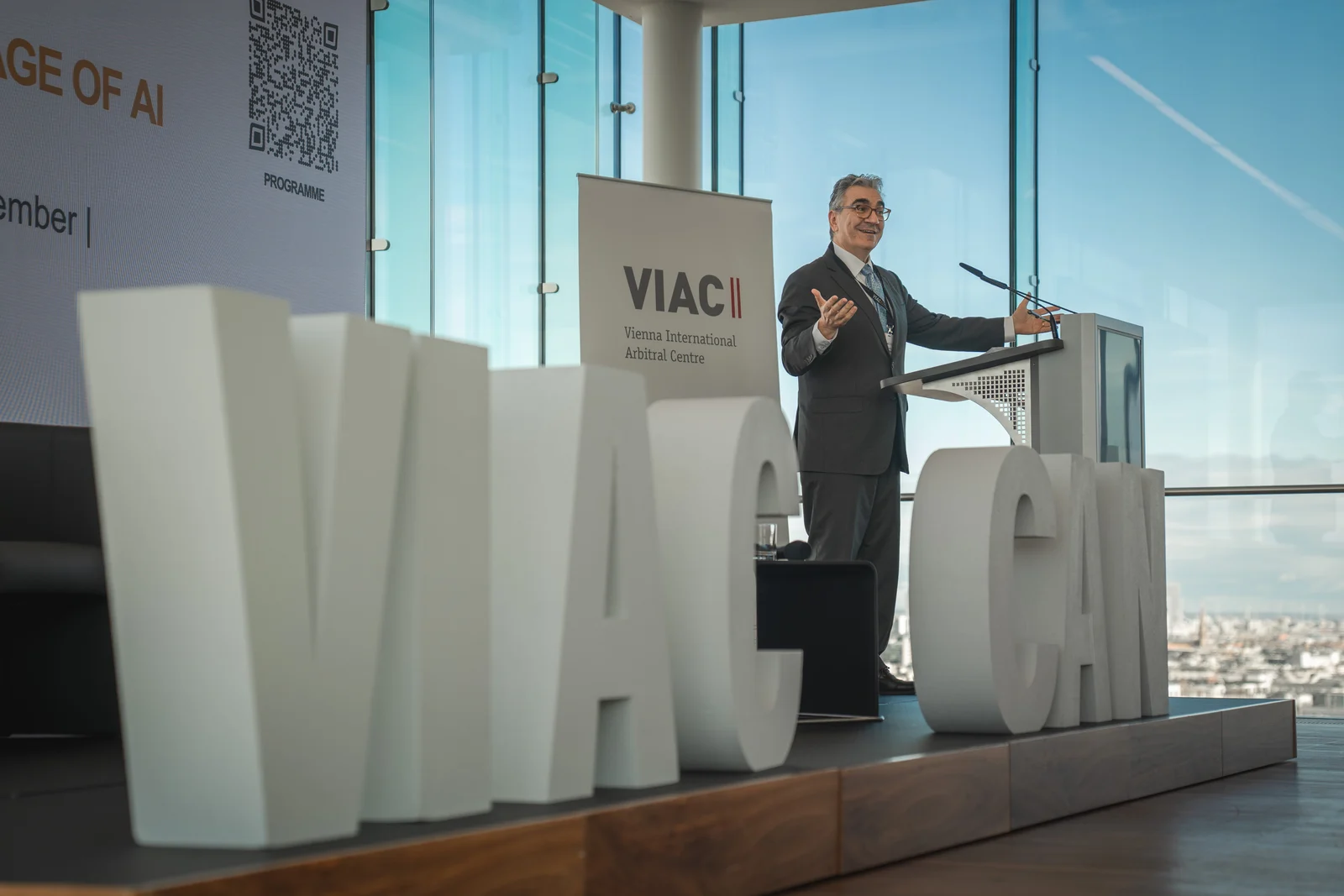 Redner am Pult beim VIAC-Kongress